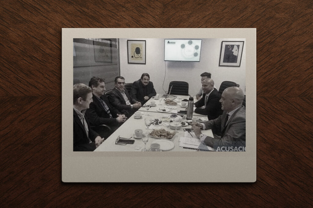 A la izquierda, en el centro, el senador Armando Traferri, frente a él los ex fiscales Gustavo Ponce Asahad y Patricio Serjal