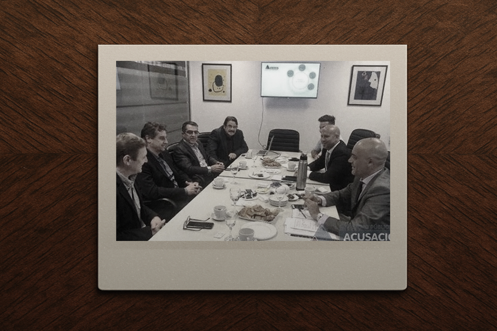 A la izquierda, en el centro, el senador Armando Traferri, frente a él los ex fiscales Gustavo Ponce Asahad y Patricio Serjal