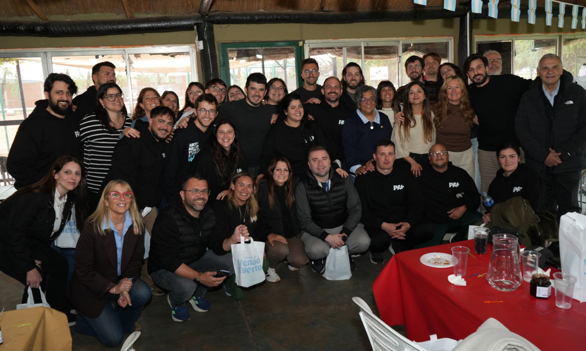 El intendente de Venado Tuerto, Leonel Chiarella, participó del encuentro junto a otros dirigentes de distintos partidos políticos y otros sectores de la sociedad civil